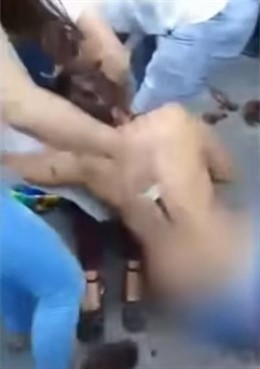 Graban, desnudan y golpean a dos presuntas ladronas en un mercado de Chiapas, México