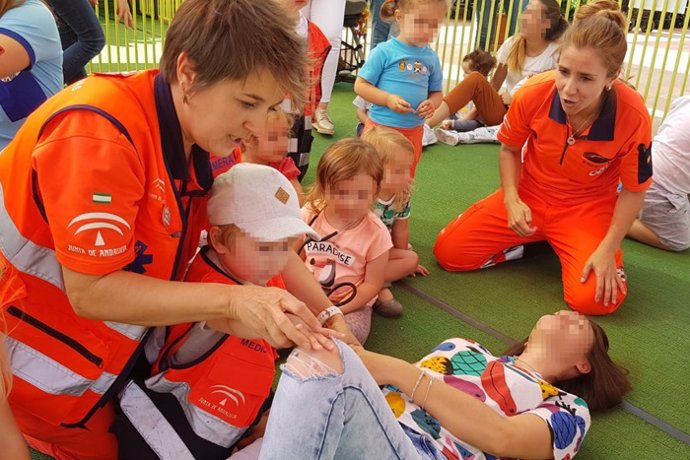 Málaga.- El 061 enseña primeros auxilios a 170 niños de uno a cinco años utilizando muñecos de peluche