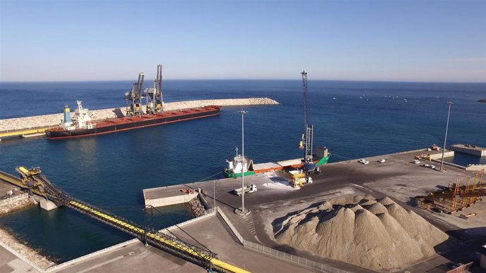 Almería.-Plataforma ciudadana urge a Junta a parar el proyecto para cargar mineral de hierro en el puerto de Carboneras