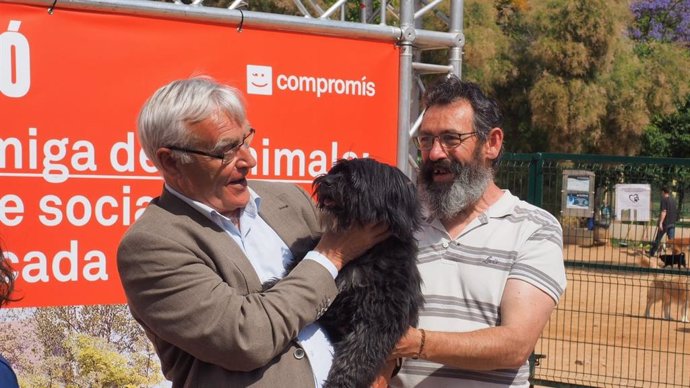 RIBÓ ANUNCIA LA CREACIÓN DE ZONAS DE SOCIALIZACIÓN PARA PERROS EN CADA BARRIO Y UNA WEB MUNICIPAL PARA FACILITAR LAS ADO