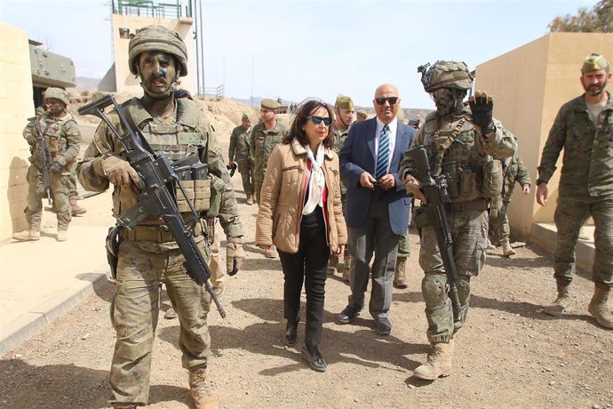 La ministra de Defensa asiste a los entrenamientos de la Legión como unidad de respuesta rápida de la UE