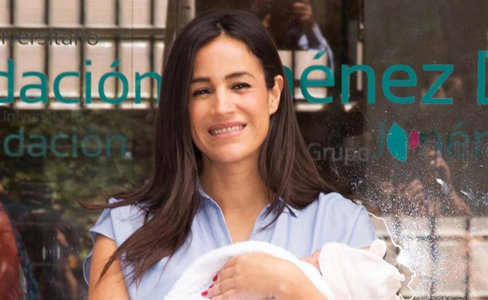 Begona Villacís recibe el alta tras dar a luz a su tercera hija, Inés