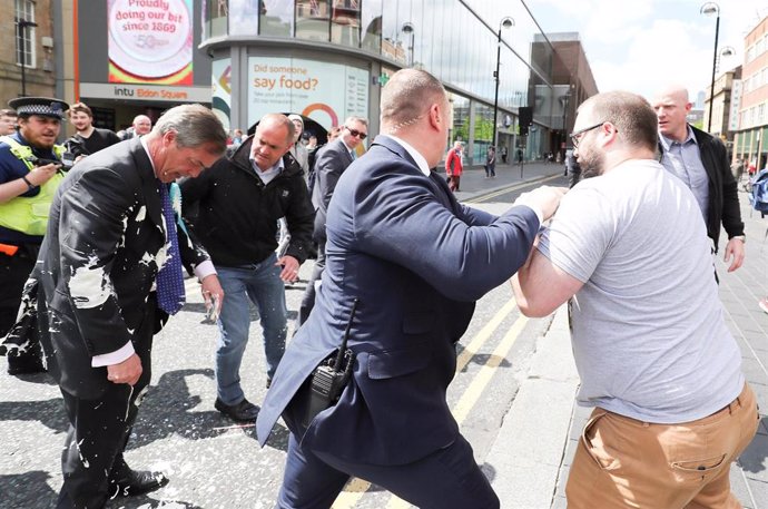 UE.- Un manifestante lanza un batido a Farage, cuyo partido es favorito para las europeas en Reino Unido