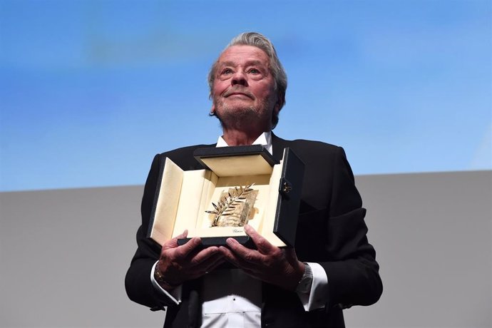 Alain Delon recibe la Palma de Oro honorífica de Cannes tras la polémica por sus opiniones sobre mujeres y política