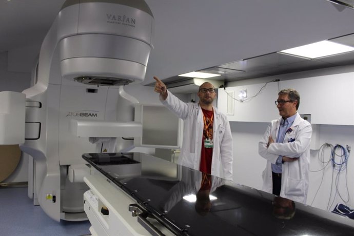 El Hospital Arnau de Vilanova de Lleida estrena un acelerador de radioterapia pagado por Amancio Ortega