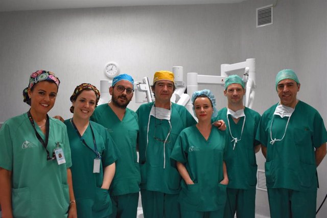 El Centro Médico de Asturias realiza a una mujer por primera vez en España un Minigastric Bypass robótico