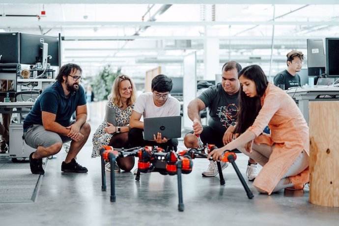 Facebook desarrolla robots que aprenden por sí solos a partir de su interacción autónoma con el entorno