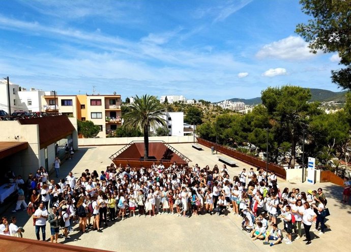 Prop de 200 alumnes de 12 centres d'Eivissa participen en una jornada i són reconeguts com a mediadors en centres