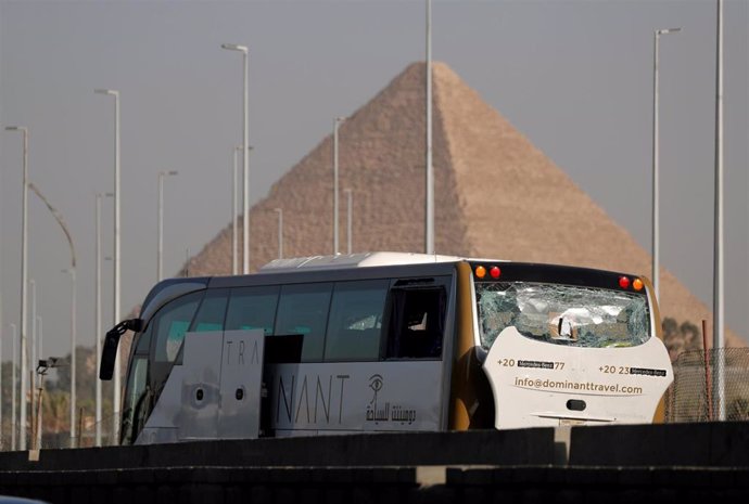 Egipto.- La ministra de Turismo egipcia hace de guía para los turistas sudafricanos víctimas del atentado