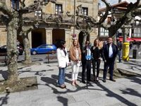 Casado denuncia que "encapuchados totalitarios" lancen estiércol   en un acto en Navarra: "No nos van a callar"