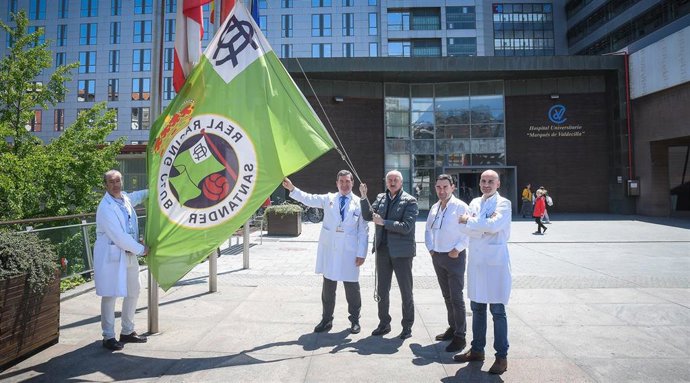 Valdecilla coloca en su fachada la bandera del Racing