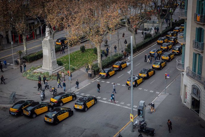 Taxis concentrats en la Gran Via de Barcelona
