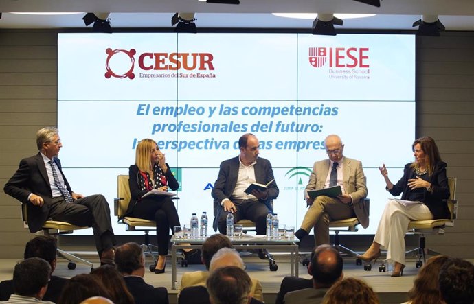 Las empresas piden más adaptación del sistema educativo a necesidades del mercado, según un informe presentado por Cesur