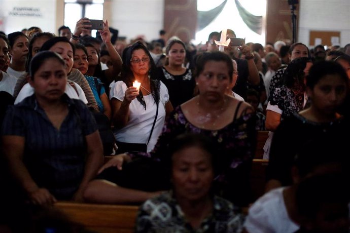 El Salvador.- Cientos de devotos se despiden del sacerdote que murió disparado en El Salvador