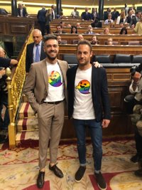 Diputados del PSOE se visten con el 'fantasma gay' de Vox en la constitución del Congreso