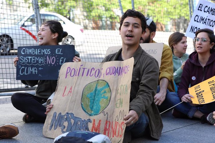 El movimiento estudiantil 'Fridays for future' contra el cambio climático se concentra frente al Congreso de los Diputados en Madrid