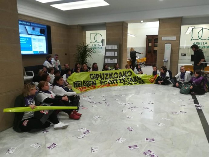 LAB realiza una sentada en la sede de la Diputación de Gipuzkoa para reivindicar un convenio digno en residencias