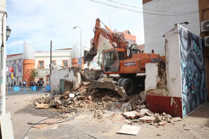 Fuenlabrada.- Arranca la demolición de dos casas deshabitadas y en mal estado de la calle La Plaza