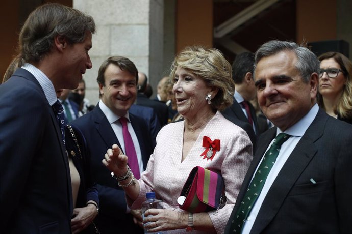 Acte d'imposició de la Medalla de la Comunitat de Madrid i de les Condecoracions de l'Ordre del 2 de Maig als premiats 