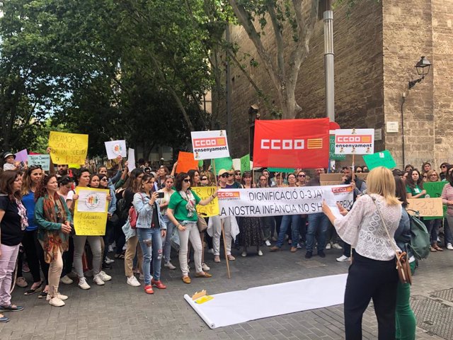 Cerca de 200 personas se concentran en Plaza España para pedir "un sueldo más justo" para los educadores de 'escoletes'