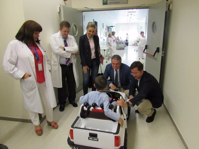 Almería.-El Hospital de Poniente recibe cuatro mini coches eléctricos para reducir el estrés en pacientes pediátricos