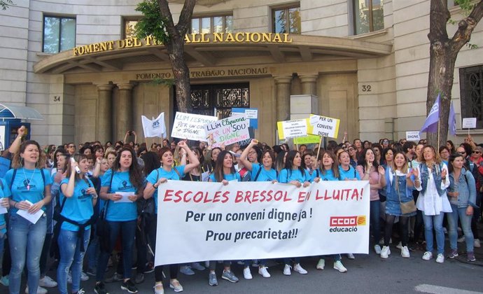 Unas 150 trabajadoras de guarderías privadas protestan en Barcelona para pedir un "convenio justo"