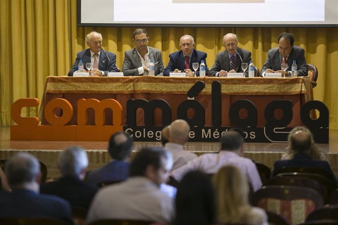 Málaga.- El Colegio de Médicos advierte de que las agresiones verbales a facultativos se trasladan a las redes sociales