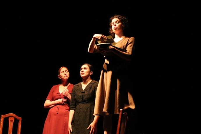 Més de 200 alumnes de tres instituts de Palma acudeixen al Teatre del Mar a veure l'obra 'Llum trencada'