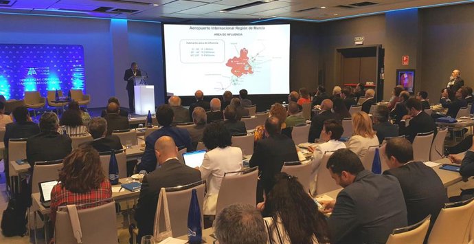 El Aeropuerto Internacional Región de Murcia presenta su potencial a 77 aerolíneas que operan en España