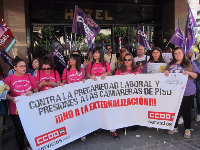 Jaén.- CCOO se manifiesta contra la precariedad laboral de las camareras de piso externalizadas en el Hotel Condestable