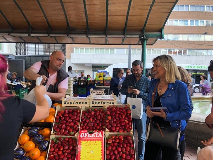 26M.- Del Olmo Insiste En Mejorar El Comercio Con Más Aparcamiento En Los Barrios Y Sin Cortes En El Centro