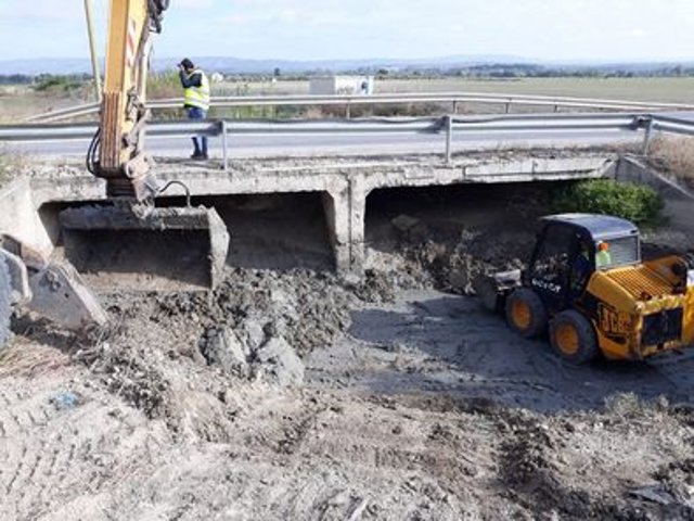Jaén.- La Junta trabaja en la limpieza y mejora del drenaje en el puente del Arroyo Encantado en Villanueva de la Reina