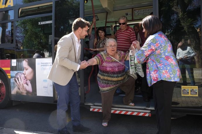 Sevilla.-26M.-PP se compromete a devolver el bonobús gratuito de Tussam a todos los mayores y propone un 010 social
