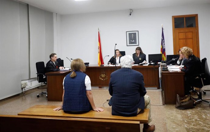 Absuelven a la exsecretaria del obispo Salinas de un delito revelación de secretos