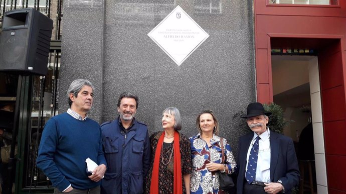 El pintor Alfredo Ramón ya tiene su placa en el edificio en el que vivió y tuvo su estudio en Chamartín