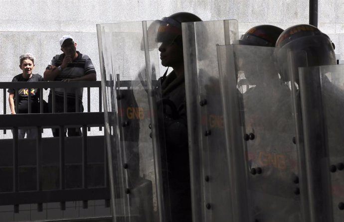 Las fuerzas del Gobierno de Maduro mantienen la "toma militar" del Parlamento por segundo día consecutivo
