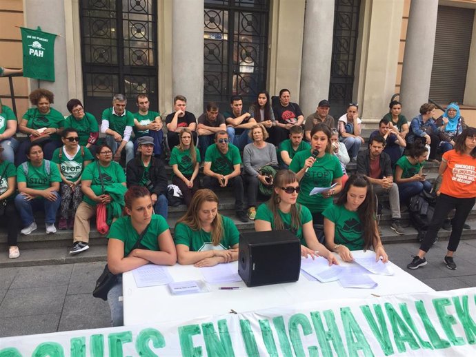 La PAH alerta sobre el desahucio "inminente" de 105 personas en diez bloques de Vallecas y exige una Ley de Vivienda