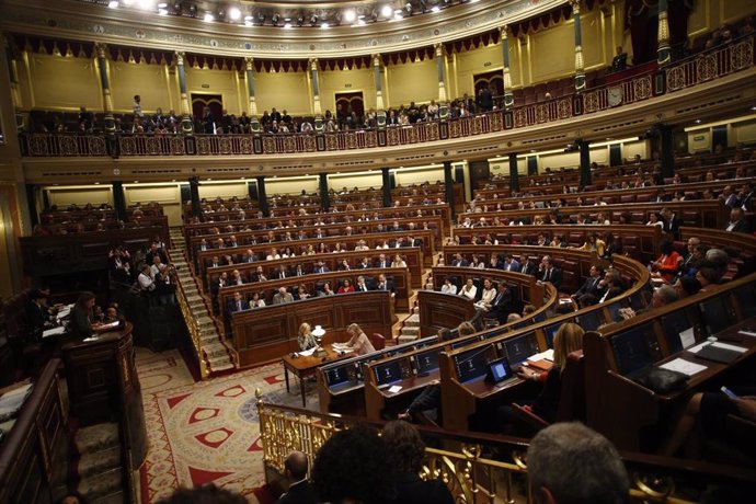 España.- Bronca en el Congreso por las distintas formas de acatar la Constitución, con PP, Cs y Vox protestando 