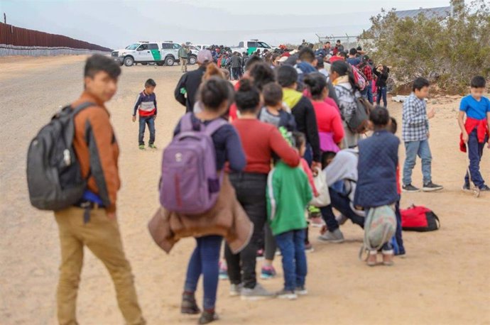 EEUU.- EEUU redistribuye a más de 700 agentes fronterizos ante la creciente llegada de migrantes