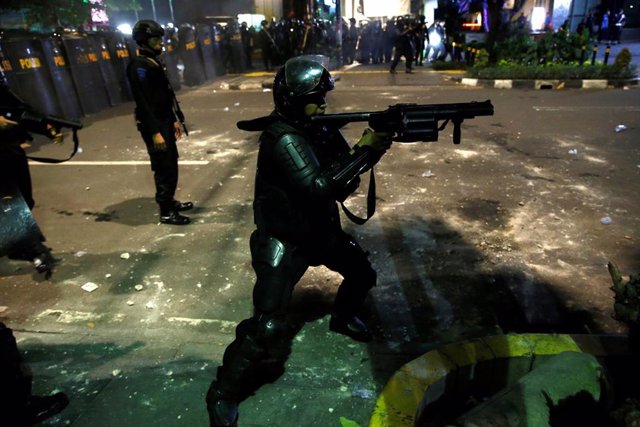Indonesia.- La Policía emplea gases lacrimógenos en una protesta contra la reelección de Joko Widodo como presidente