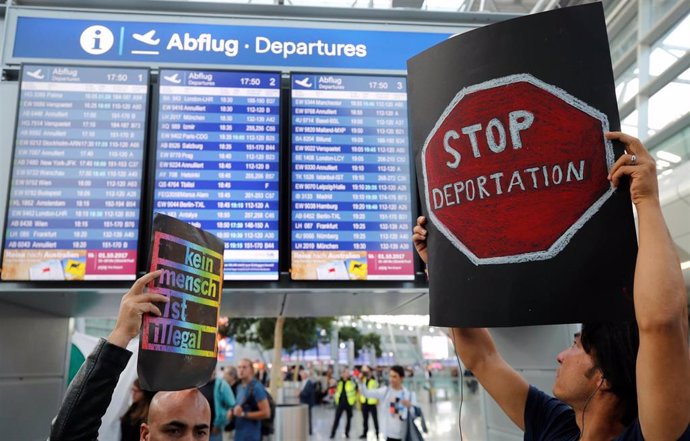 Protesta contra las deportaciones en el aeropuerto de Dusseldorf