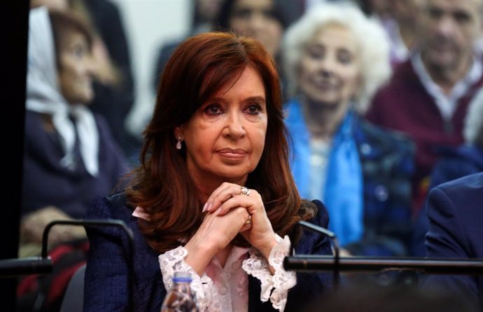 Fernández de Kirchner sigue en silencio la sesión inaugural del primer juicio en su contra por corrupción