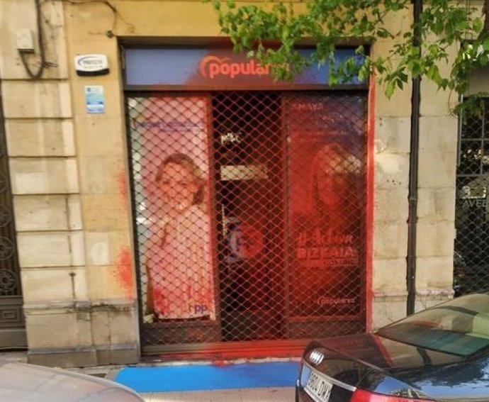 La oficina electoral del PP de Bilbao aparece pintada con pintura roja