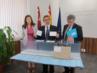 PRESENTACIÓN DELEGADO URNAS Y PAPELETAS ELECCIONES