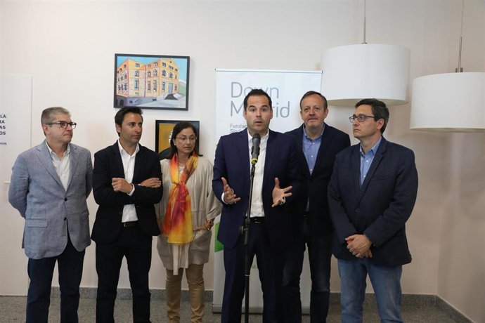 El candidato de Ciudadanos a la Presidencia de la Comunidad de Madrid, Ignacio Aguado, visita el centro Down Madrid