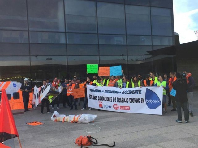 Empleados de la empresa de helicópteros de salvamento y antincendios protestan en Alvedro contra los recortes salariales