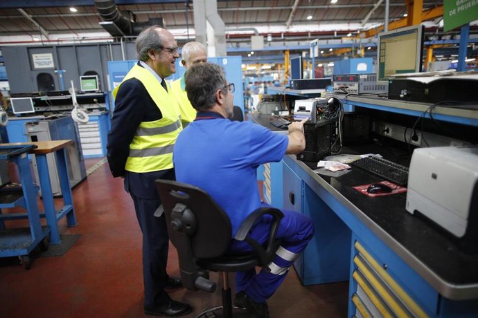 El candidato del PSOE a la Comunidad de Madrid, Ángel Gabilondo, visita el Centro de Control de Metro