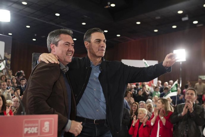 El presidente del Gobierno, Pedro Sánchez, y la secretaria general del PSOE-A, Susana Díaz, intervienen en el acto de presentación  Juan Espadas 