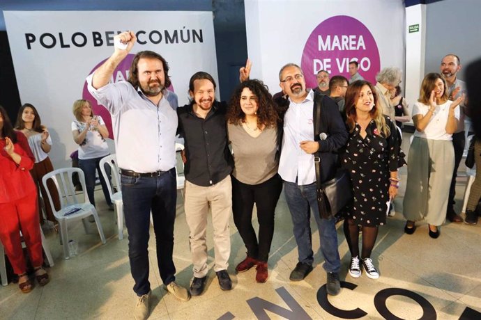 El secretario general de Podemos, Pablo Iglesias, participa en un encuentro en Vigo junto con los candidatos de la Marea de Vigo al Ayuntamiento