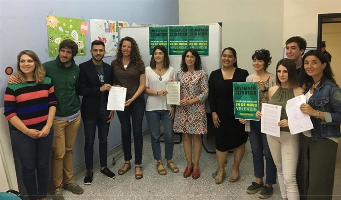 Los partidos de Les Corts a excepción de Vox se comprometen con Fridays For Future a declarar la Emergencia Climática